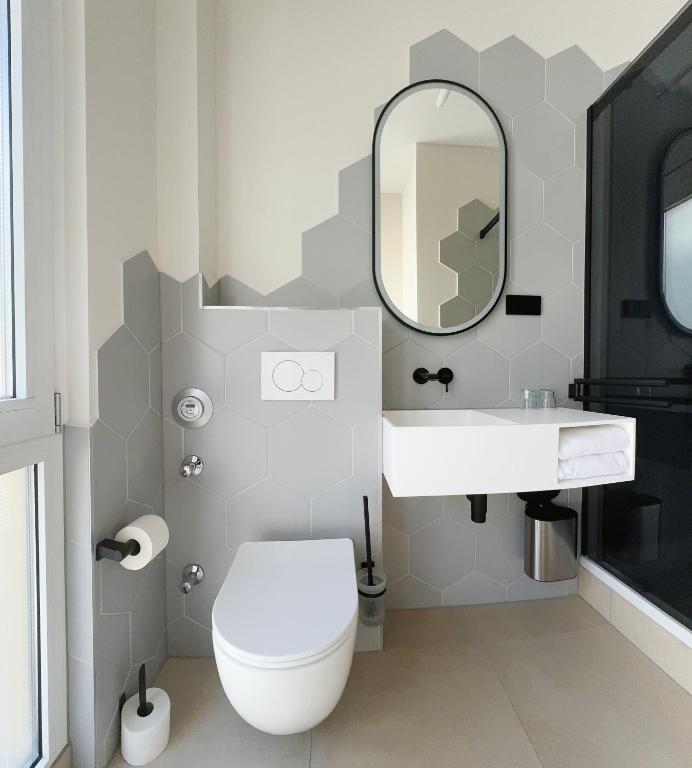 Elegantes, modern gefliestes Hotelbadezimmer