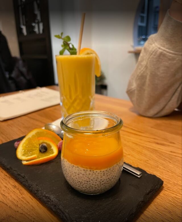 Fruchtiges veganes Schicht-Dessert im Glas