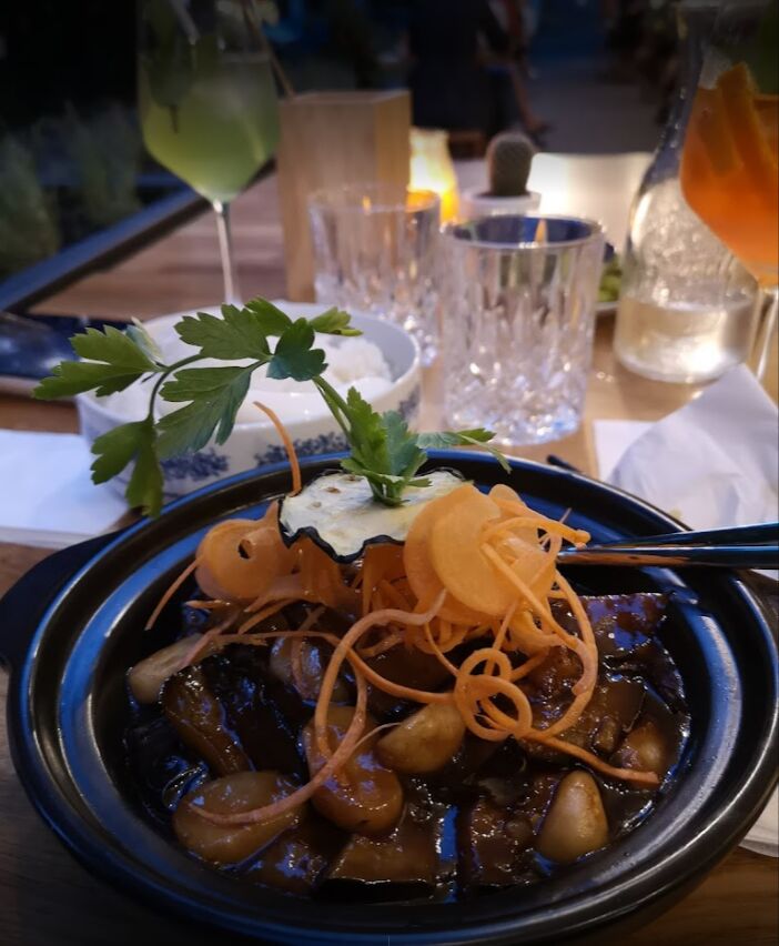 Herzhaftes veganes Pilzgericht liebevoll angerichtet