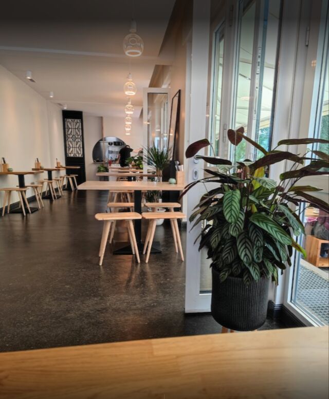 Innenraum des Butterfly Lovers Restaurants mit eleganten Holztischen